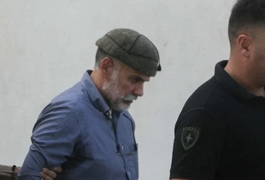 Σκυθρωπός και με σκυμμένο κεφάλι βγήκε από τις φυλακές Δομοκού ο Κορκονέας